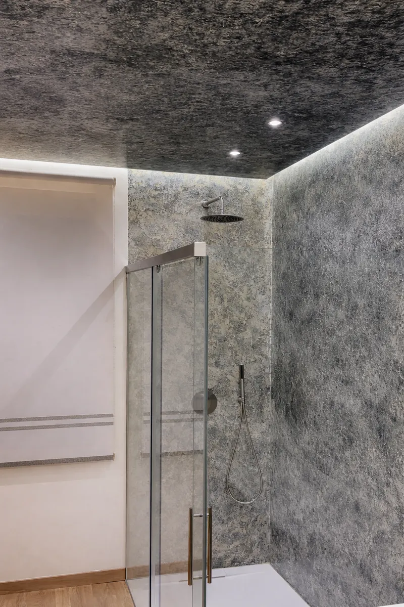 Pared con acabado decorativo Aura en tonos cálidos que crea una atmósfera etérea